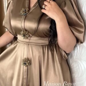 robe satinée détails floraux