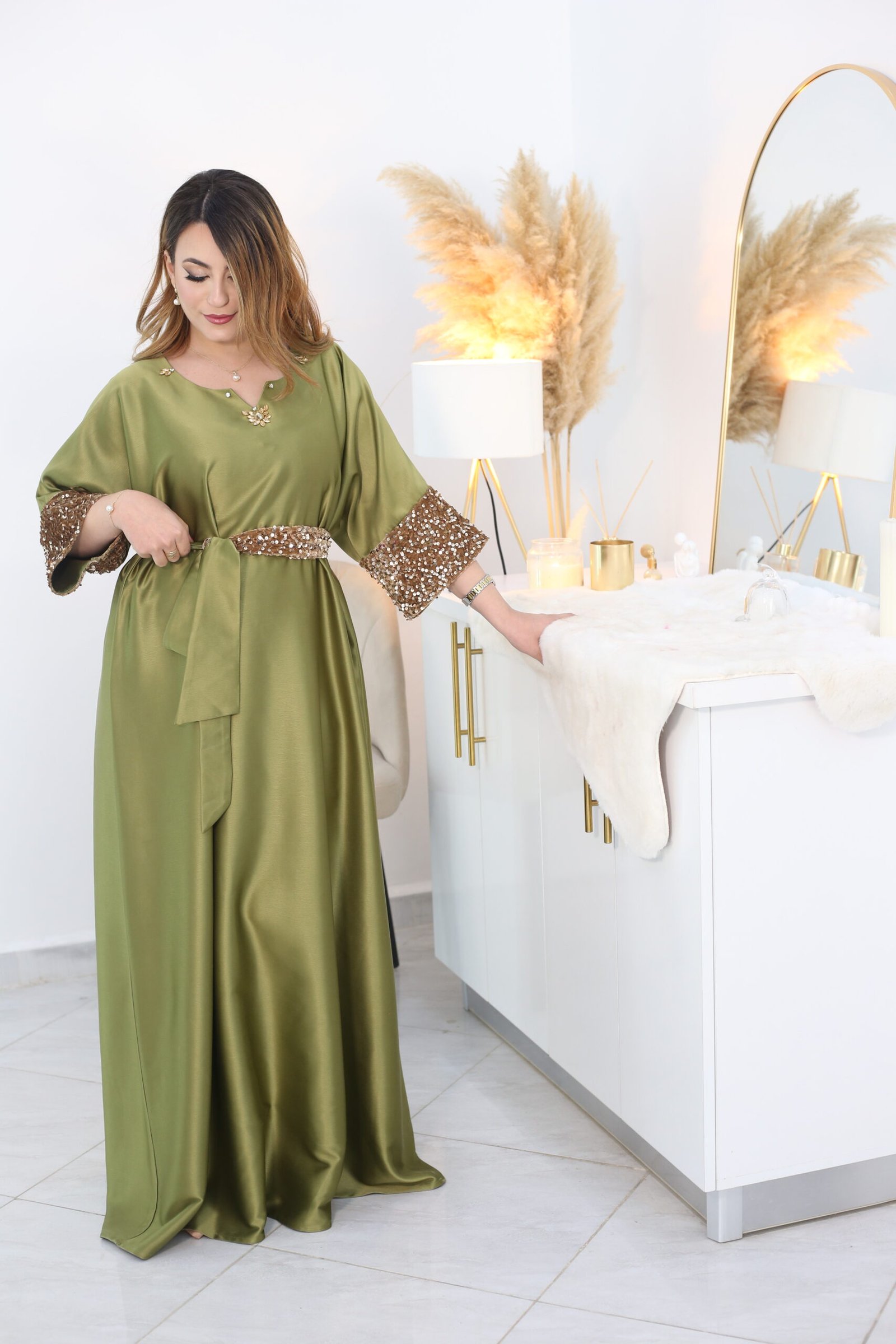 robe satinée détail paillettes robe satinée détail paillettes