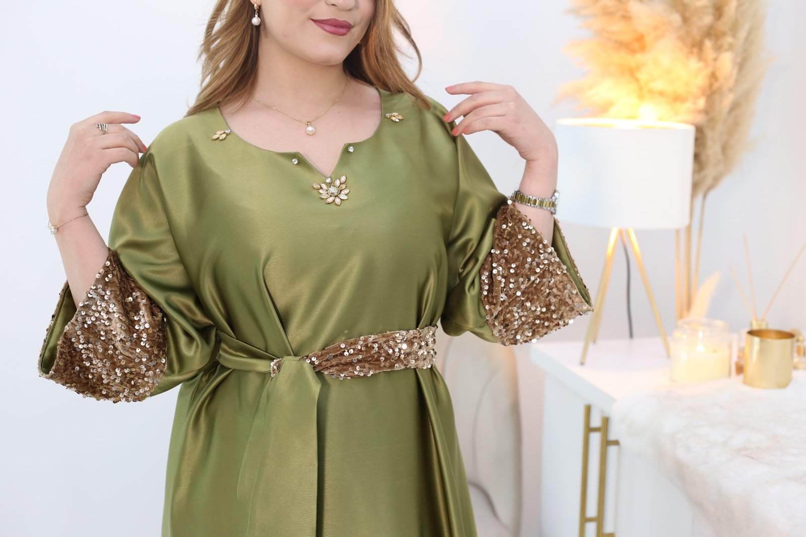 robe satinée détail paillettes robe satinée détail paillettes