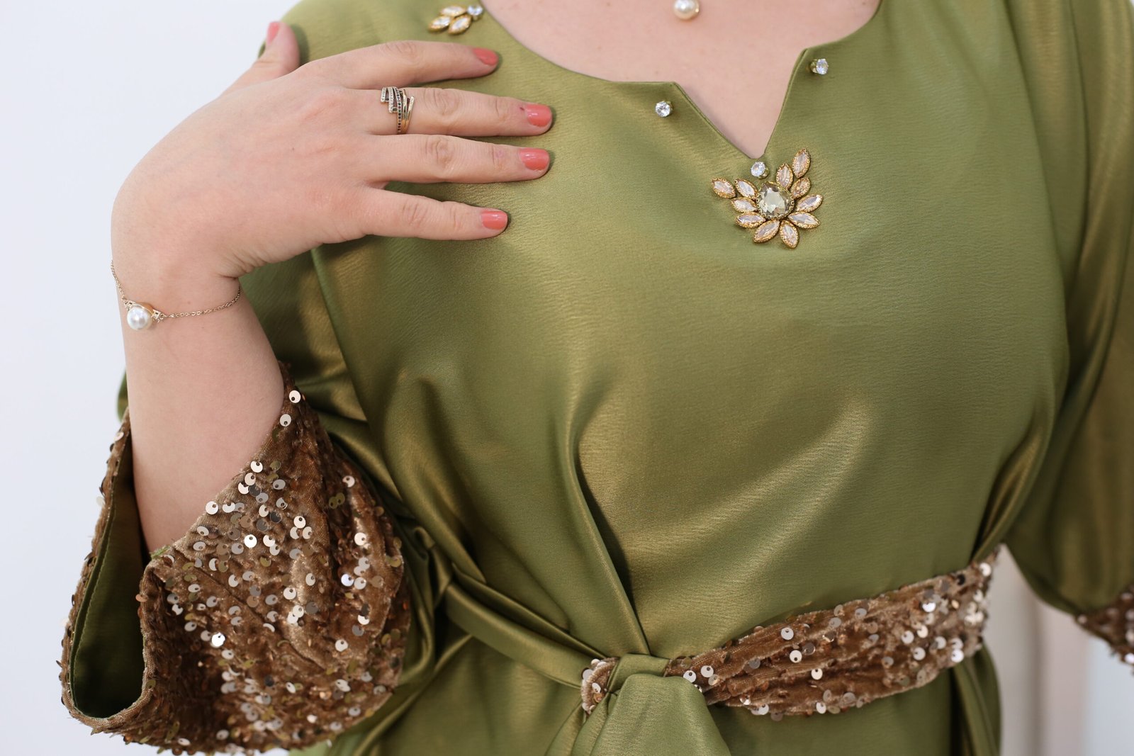 robe satinée détail paillettes robe satinée détail paillettes