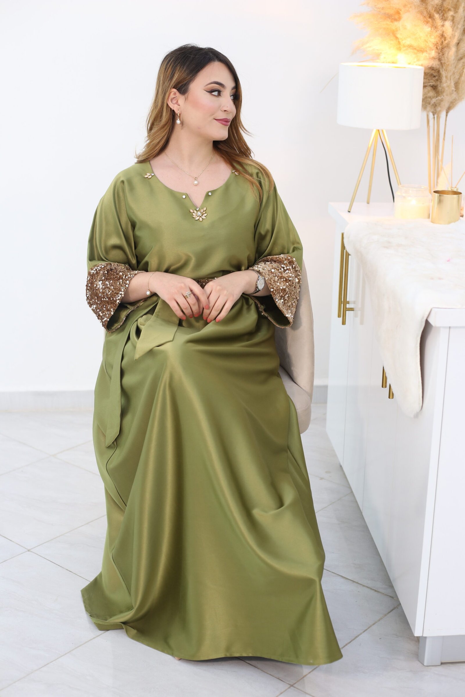 robe satinée détail paillettes robe satinée détail paillettes