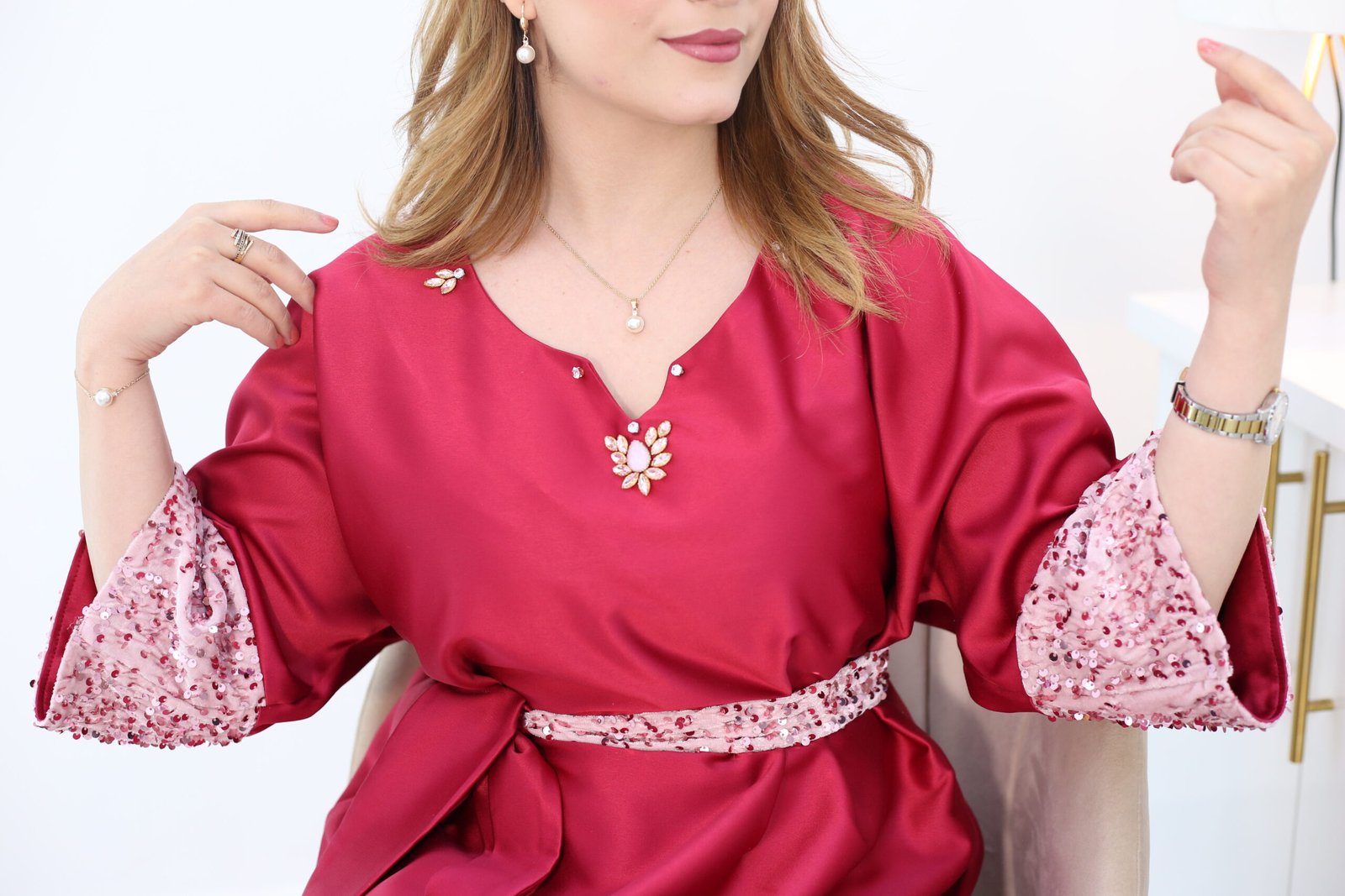 robe satinée détail paillettes robe satinée détail paillettes